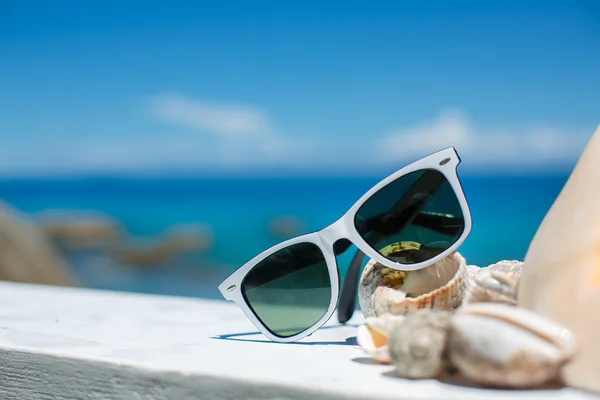 Koncepcja lato muszla na piasku i okulary — Zdjęcie stockowe