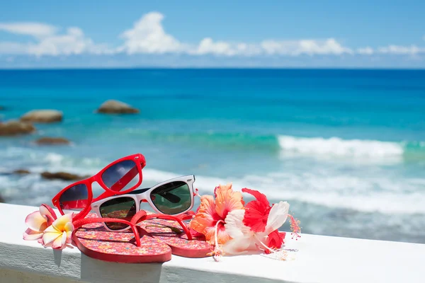 Due paia di occhiali da sole sullo sfondo dell'oceano — Foto Stock
