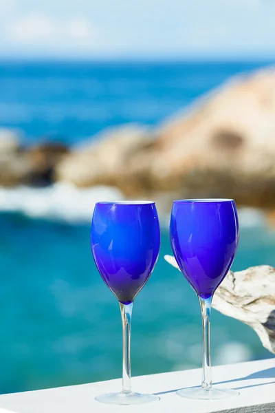 Two glasses of red wine on the Pacific coast — Stock Photo, Image