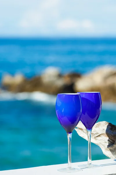 Two glasses of red wine on the Pacific coast — Stock Photo, Image