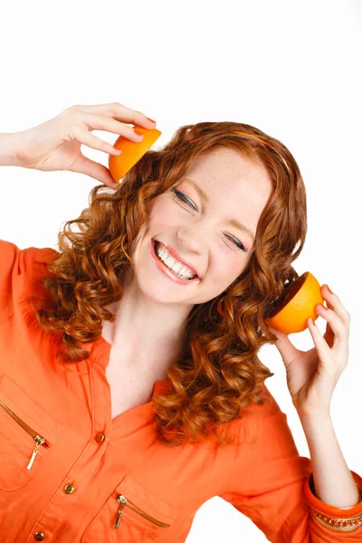 Retrato de mulher sorridente caucasiano atraente isolado no estúdio branco tiro com laranjas — Fotografia de Stock