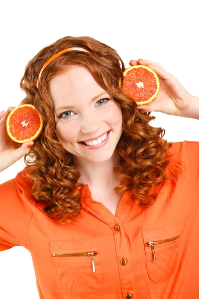 Retrato de atractiva mujer caucásica sonriente aislada en blanco estudio de tiro con naranjas — Foto de Stock