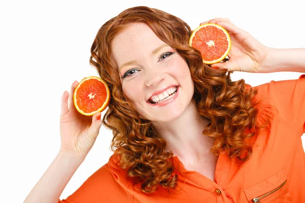 Retrato de atractiva mujer caucásica sonriente aislada en blanco estudio de tiro con naranjas — Foto de Stock