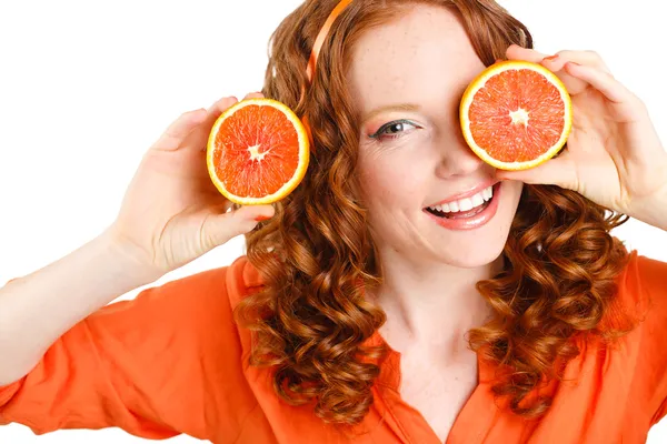 Retrato de mulher sorridente caucasiano atraente isolado no estúdio branco tiro com laranjas — Fotografia de Stock