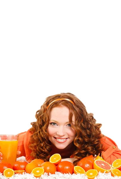 Πορτρέτο του ελκυστική χαμογελαστό καυκάσιος γυναίκα που απομονώνονται σε λευκό studio που γυρίστηκε με πορτοκάλια — Φωτογραφία Αρχείου