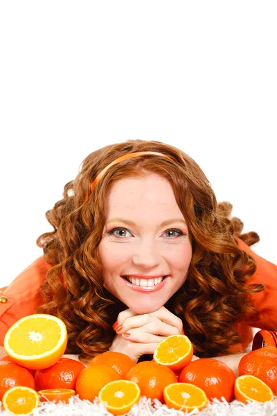 Retrato de atractiva mujer caucásica sonriente aislada en blanco estudio de tiro con naranjas — Foto de Stock