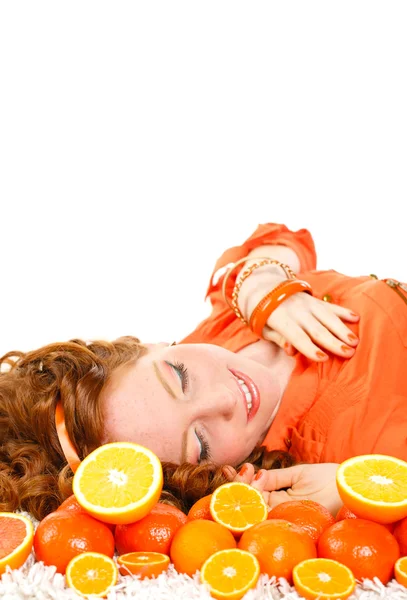 화이트 스튜디오 오렌지와 촬영에 고립 된 매력적인 백인 웃는 여자의 초상화 — 스톡 사진