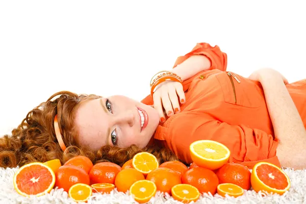 Retrato de mulher sorridente caucasiano atraente isolado no estúdio branco tiro com laranjas — Fotografia de Stock
