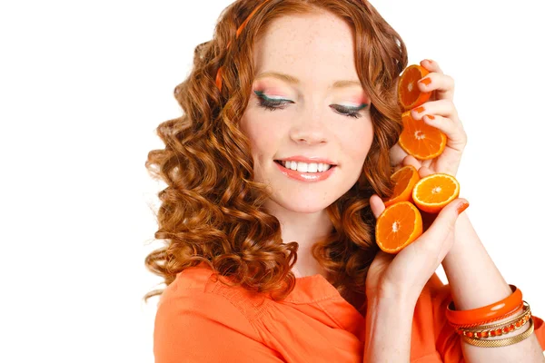 Retrato de atractiva mujer caucásica sonriente aislada en blanco estudio de tiro con naranjas —  Fotos de Stock