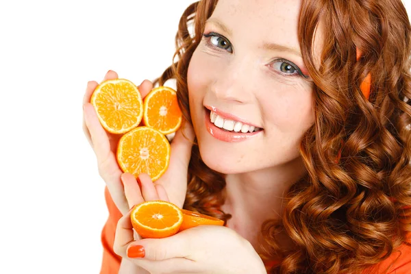 Retrato de mulher sorridente caucasiano atraente isolado no estúdio branco tiro com laranjas — Fotografia de Stock