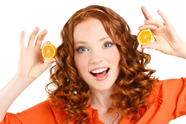 Retrato de mulher sorridente caucasiano atraente isolado no estúdio branco tiro com laranjas — Fotografia de Stock