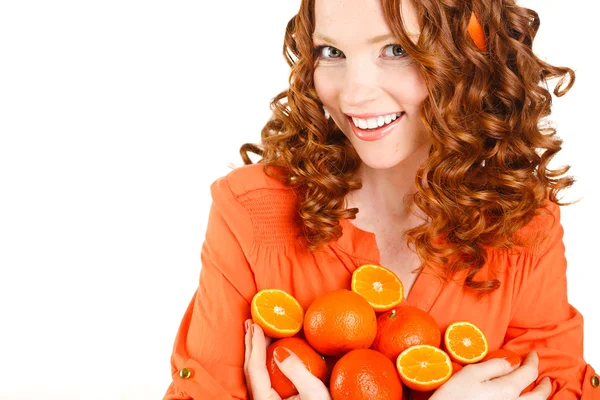 Portret van aantrekkelijke Kaukasische lachende vrouw geïsoleerd op witte studio opname met sinaasappelen — Stockfoto