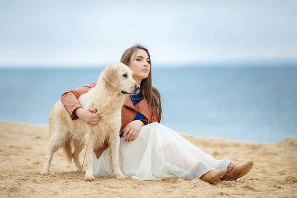 海滩上带着狗的女孩 — 图库照片