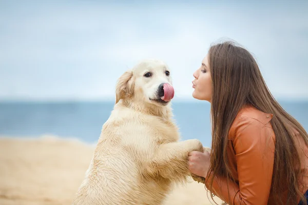 Jente med hund på stranda – stockfoto