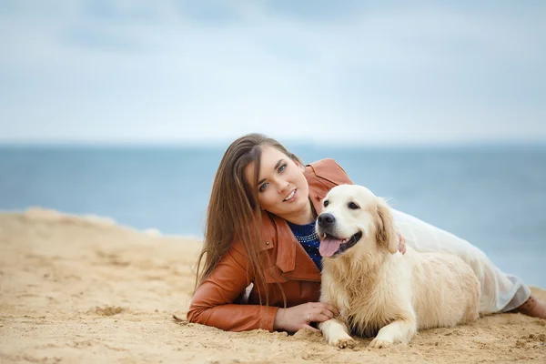 Kumsalda köpeği olan kız. — Stok fotoğraf