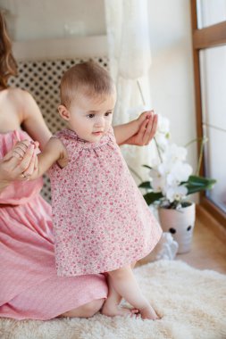 Anne ve bebek oynamak ve gülmek. çocuk ile anne. mutlu bir aile