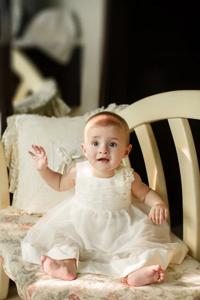 Portrait of a little girl sitting on the floor — Stock Photo, Image