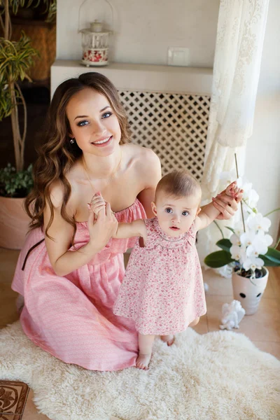 Mutter und Baby spielen und lachen. Mutter mit ihrem Kind. glückliche Familie — Stockfoto