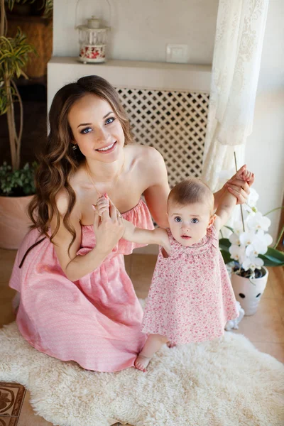 Madre y bebé jugando y riendo. Mamá con su hijo. Familia feliz —  Fotos de Stock