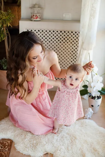 Mutter und Baby spielen und lachen. Mutter mit ihrem Kind. glückliche Familie — Stockfoto