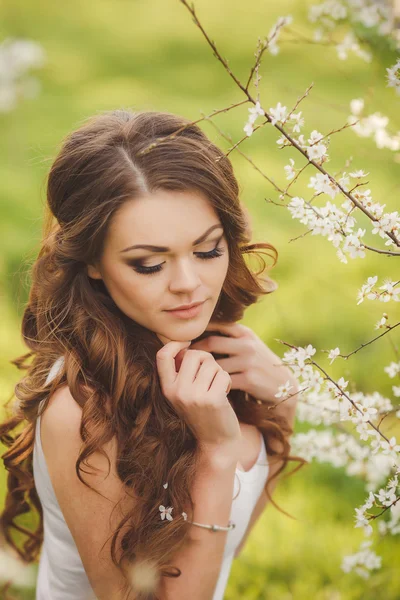 Retrato de jovem morena no jardim florescendo primavera — Fotografia de Stock