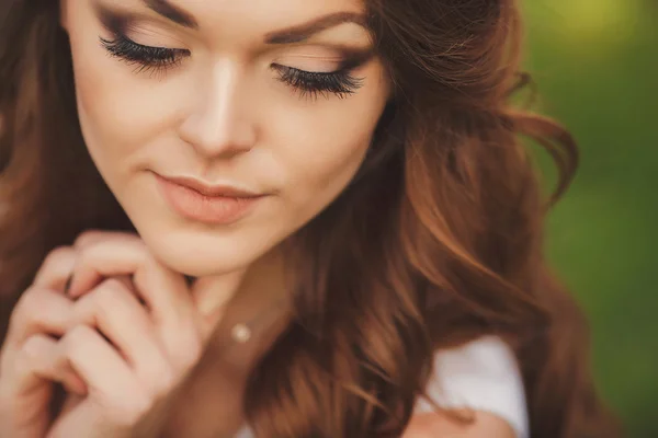 Portrait of young brunette in the spring blooming garden — Stock Photo, Image