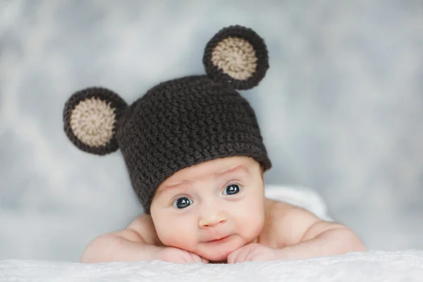 Aranyos újszülött fiú egy kalap Stock Kép
