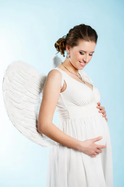 Portrett av en vakker, gravid englekvinne – stockfoto