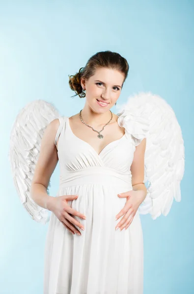 Ritratto di una bella donna angelica incinta — Foto Stock