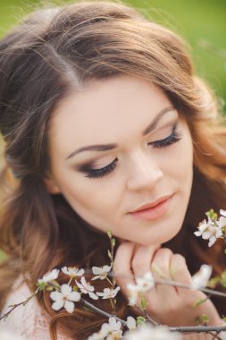 açık havada rahatlatıcı güzel bir genç kadın. doğanın keyfini güzellik kız