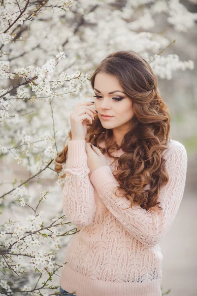 Mulher jovem bonita relaxando ao ar livre. Menina beleza apreciando a natureza — Fotografia de Stock