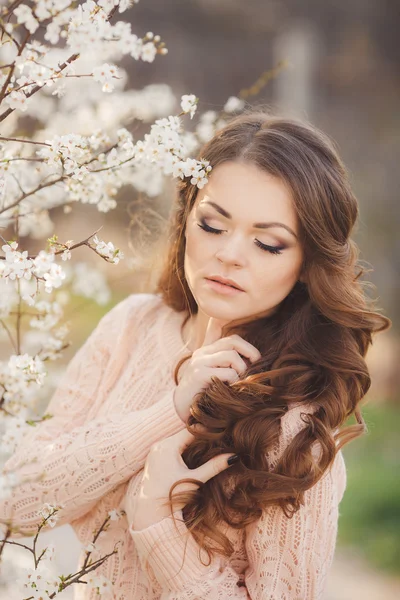 Schöne junge Frau, die sich im Freien erholt. Schönheit Mädchen genießen die Natur — Stockfoto