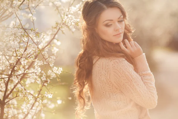 Bella giovane donna rilassante all'aperto. Bellezza ragazza godendo la natura — Foto Stock