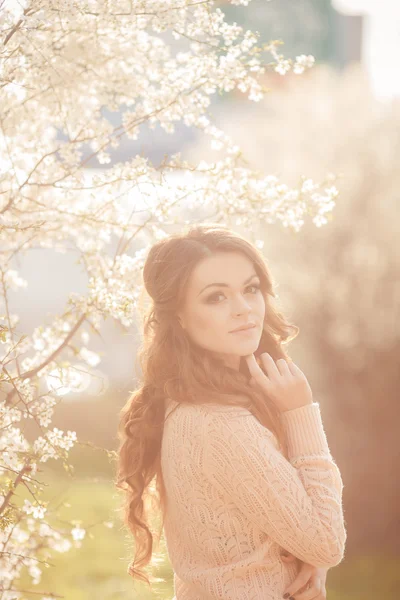 Schöne junge Frau, die sich im Freien erholt. Schönheit Mädchen genießen die Natur — Stockfoto