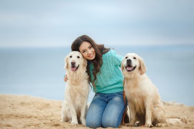 köpekle oynamayı deniz kıyısında güzel bir genç kadın portresi