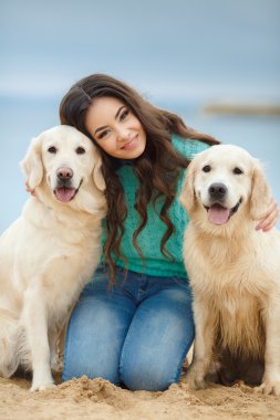 köpekle oynamayı deniz kıyısında güzel bir genç kadın portresi
