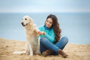 köpekle oynamayı deniz kıyısında güzel bir genç kadın portresi