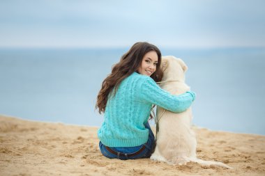 köpekle oynamayı deniz kıyısında güzel bir genç kadın portresi