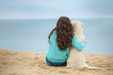 köpekle oynamayı deniz kıyısında güzel bir genç kadın portresi