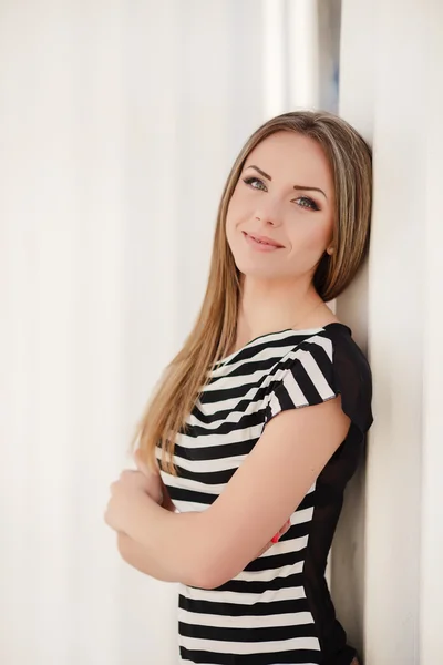 Portrait de jeune sourire belle femme en plein air — Photo