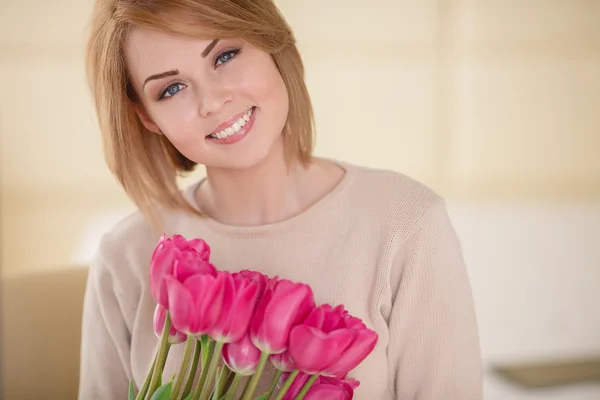 Ljust rosa blommor i flickans händer. — Stockfoto