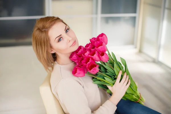 Ljust rosa blommor i flickans händer. — Stockfoto