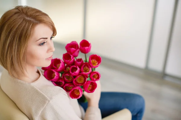 Parlak pembe çiçekler kızın ellerinde. — Stok fotoğraf