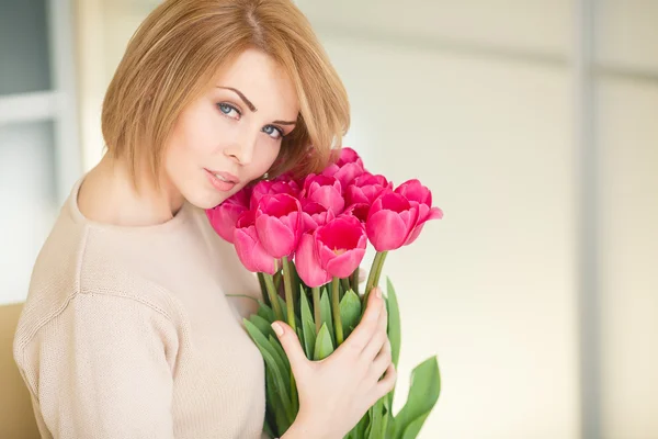 Jasně růžové květy v rukou dívčí. — Stock fotografie