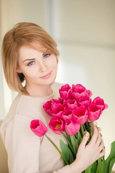 Leuchtend rosa Blüten in Mädchenhänden. — Stockfoto