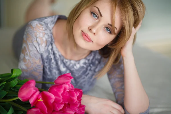 Luminosi fiori rosa nelle mani della ragazza . — Foto Stock