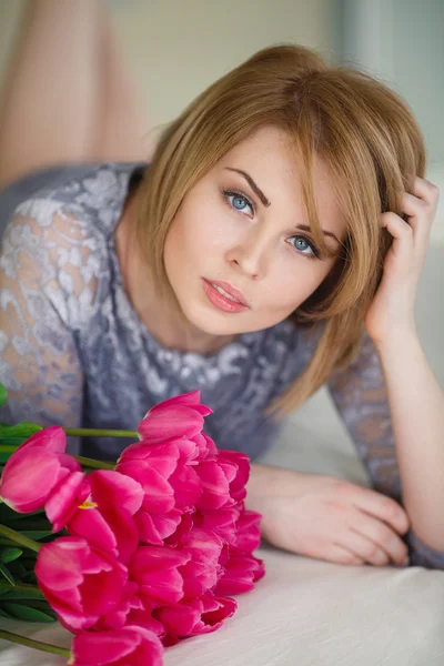 Ljust rosa blommor i flickans händer. — Stockfoto