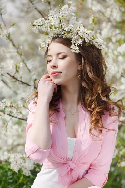 Sensuell porträtt av en kvinna som våren — Stockfoto