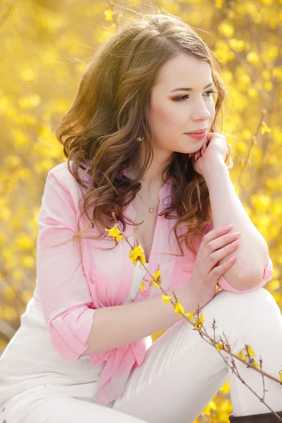 Retrato sensual de uma mulher de primavera — Fotografia de Stock