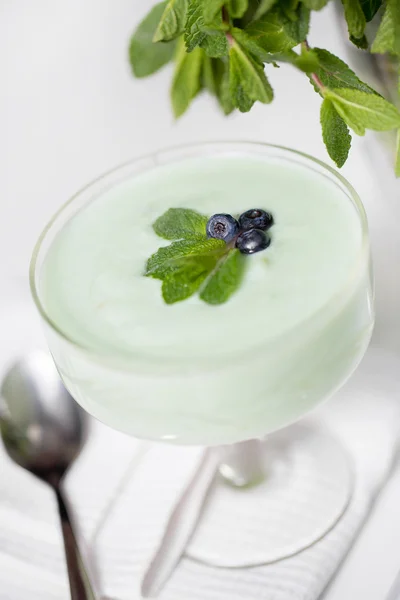 Spinach cocktail closeup on white — Stock Photo, Image